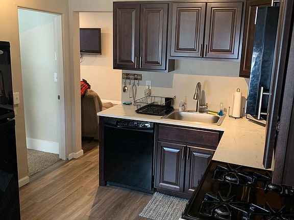 another shot of the kitchen