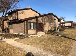 671 Circle Dr, Roselle, IL 60172