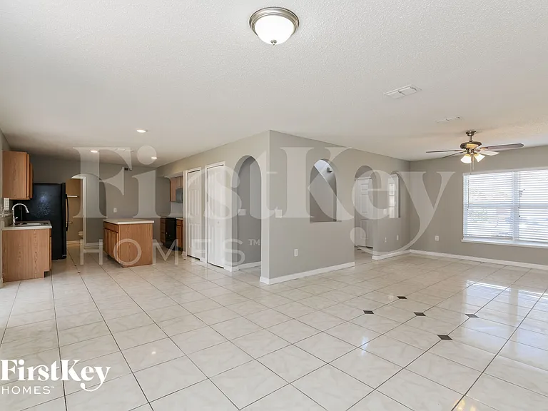 215 Lobelia Dr — Photo 4