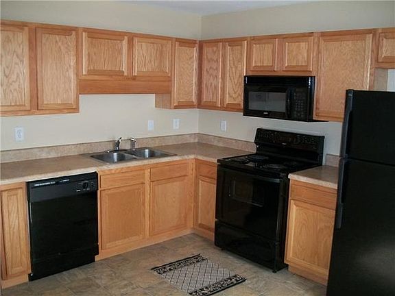 5th image of 240 Executive Ave APT A