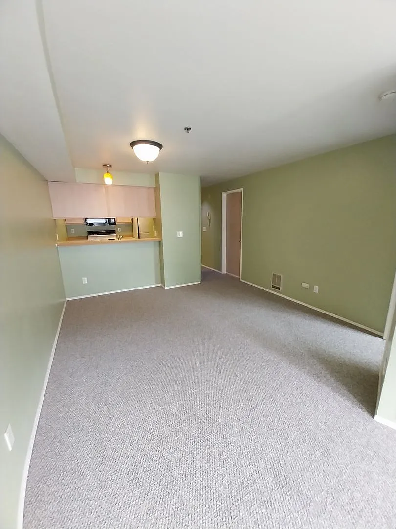 Bright 6th Floor Capitol Hill Condo | Parking Included | 2 Weeks Free — Photo 4