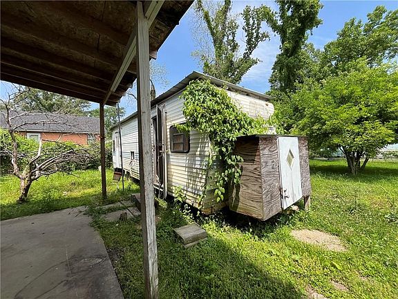 4th image of 901 S George Ave