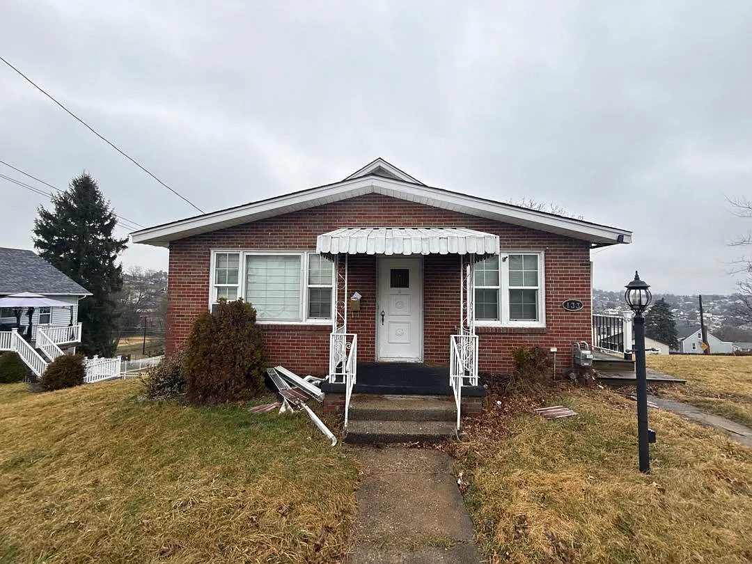 133 E Pitt St photo 1