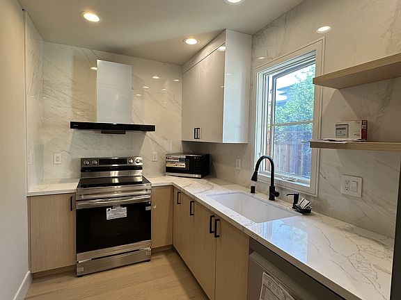 5th image of 2525A Waverley St