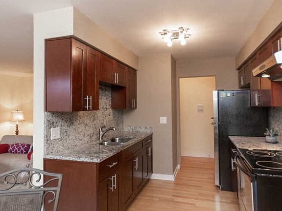 3rd image of 2424 W Berwyn Ave APT 303