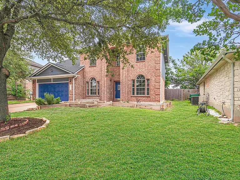 1622 Abbey Ln — Photo 3