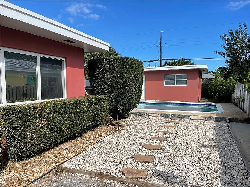 2 bed, 1.0 bath, 650 sqft, $2,000 — Photo 3