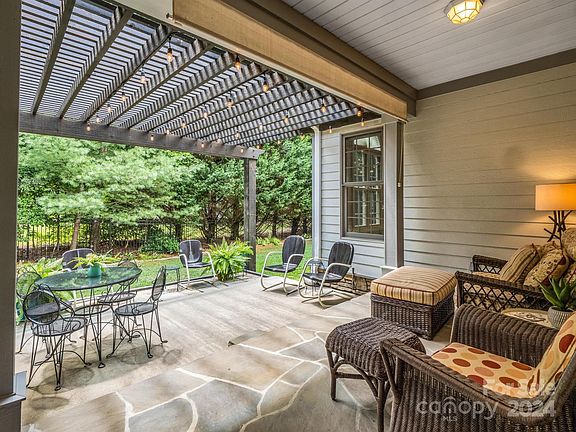 4th image of 33 Willow Place Cir