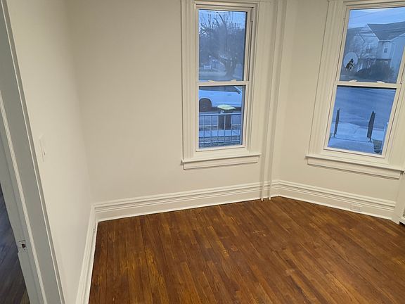 4th image of 54 Lincoln Dr #1