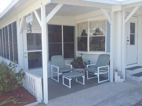 3rd image of 948 Laurel Cir