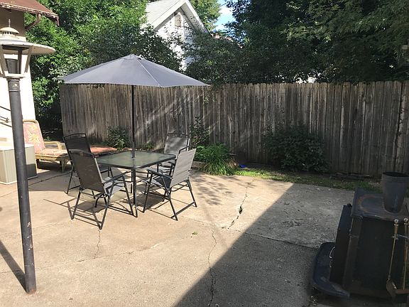 3rd image of 4138 Queen Ave N