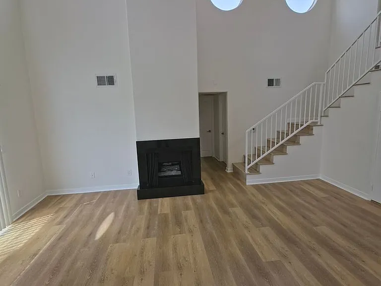 2050 S Bentley Ave — Photo 26