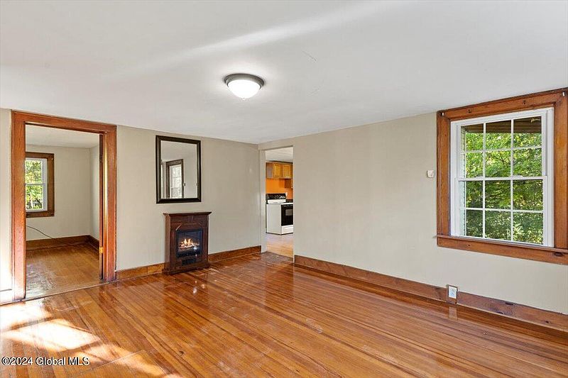 4th image of 647 Saratoga Road