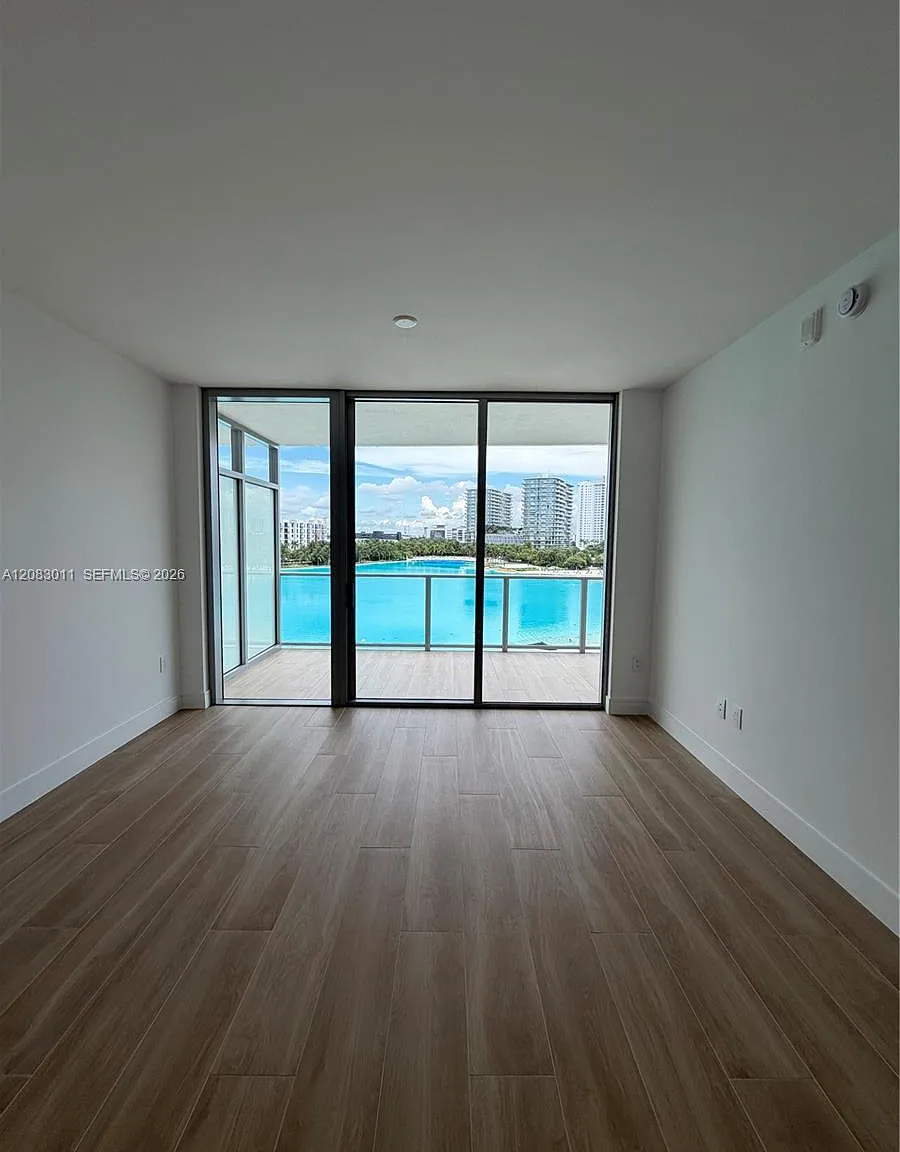 Biscayne Landing — Photo 2