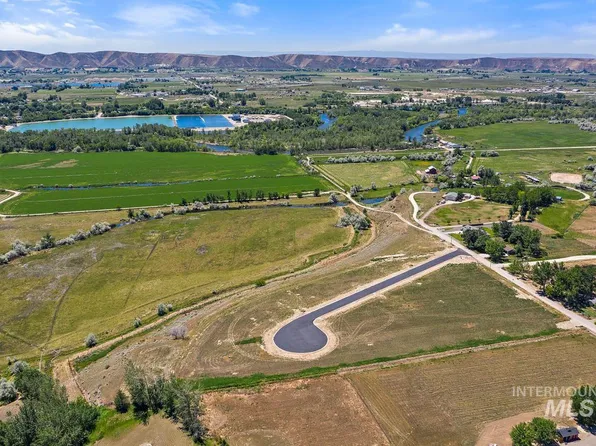 1979 Moonlight Ln, Emmett, ID 83617