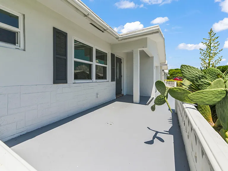 717 SW 16th St — Photo 3