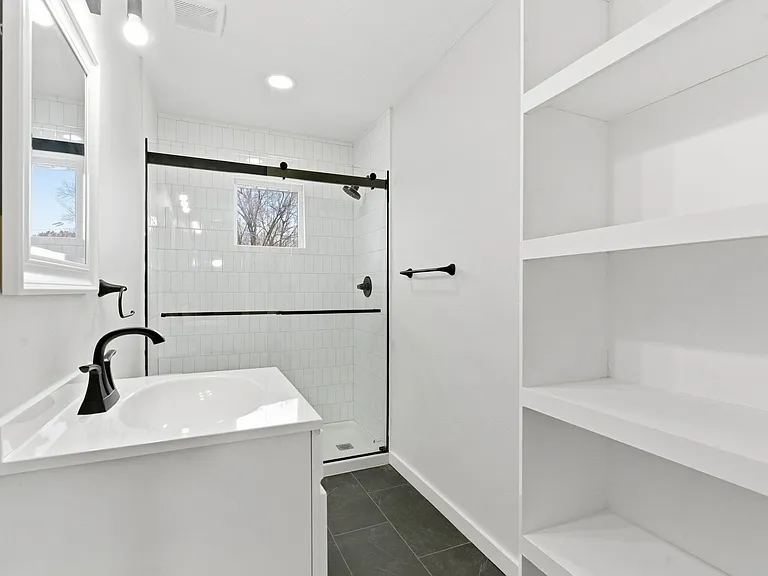 2831 E University St — Photo 19
