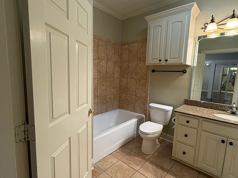 744 Columbia St #B — Photo 2