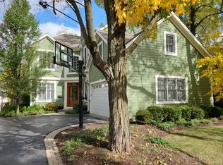 332 Grant Ct, Libertyville, IL