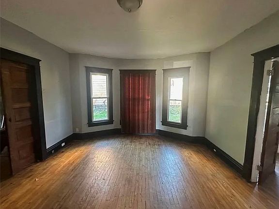 5th image of 905 E Buchtel Ave
