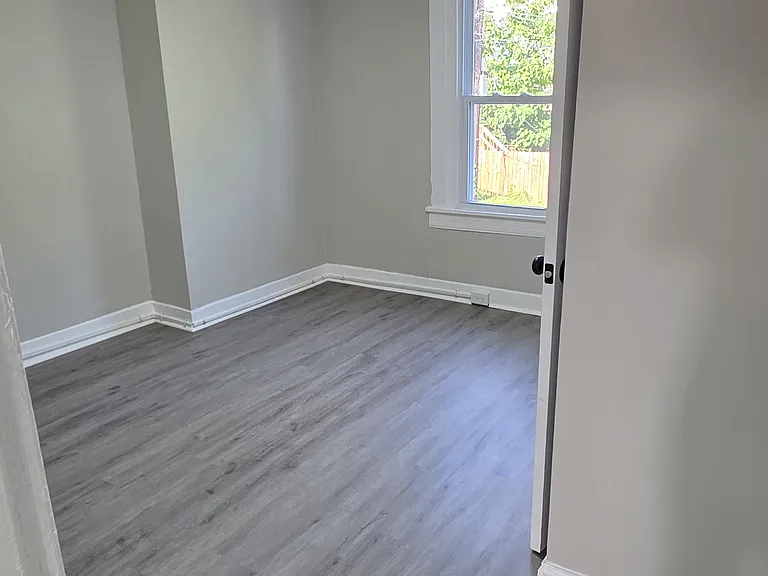 921 Appleton St — Photo 9