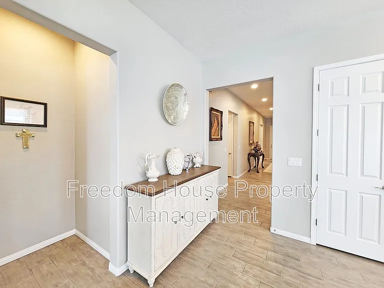 4901 Fairwood Ct — Photo 21