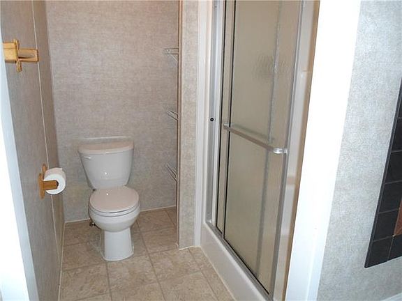 4th image of 606 Gifford St