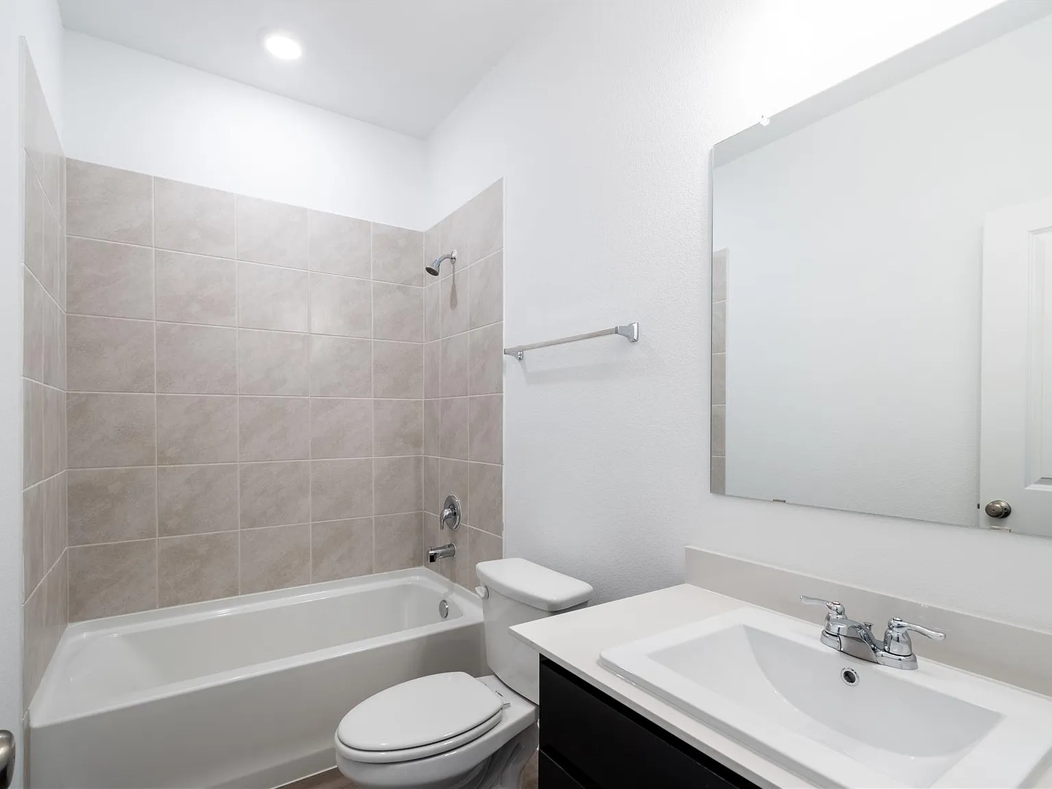 4 bed, 1990 sqft, $2,199 — Photo 3
