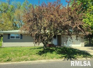 1511 W Shore Dr, Pekin, IL