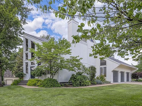 2nd image of 1112 NE Long Ridge Rd