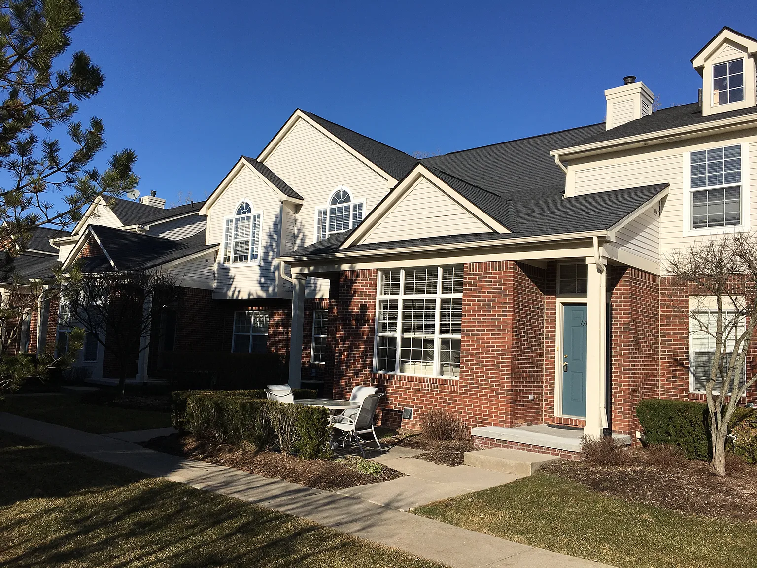 2 bed, 1987 sqft, $2,400 — Photo 1
