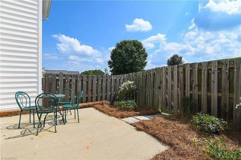 3 bed, 2.5 bath, 1448 sqft, $1,850 — Photo 4
