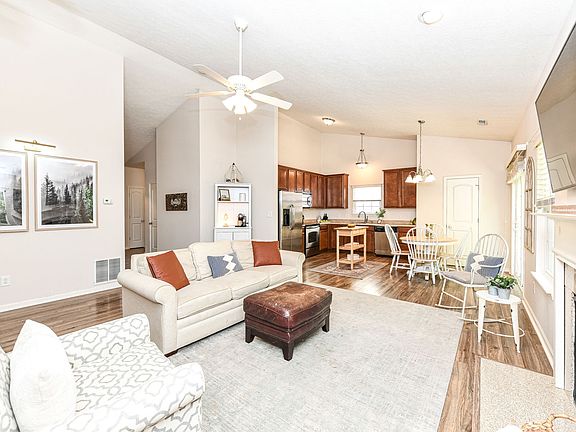 5th image of 9849 Brook Wood Dr