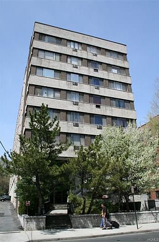 1st image of 7 Lake St APT 6L