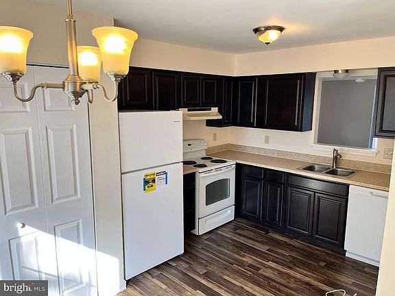 2nd image of 154 Kalmia Ct