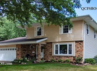 2863 Fairhaven Rd, Davenport, IA 52803