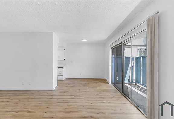 3rd image of 934 Larch St #11