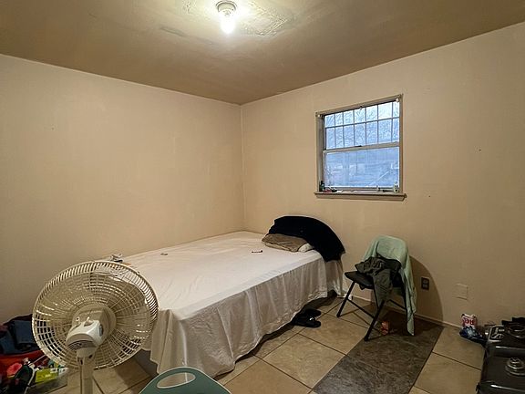 4th image of 710 E Southcross Blvd