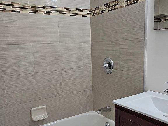 5th image of 390 Edinburgh St #1