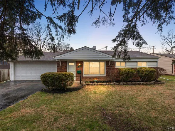 43 Fernbarry Dr, Waterford, MI 48328