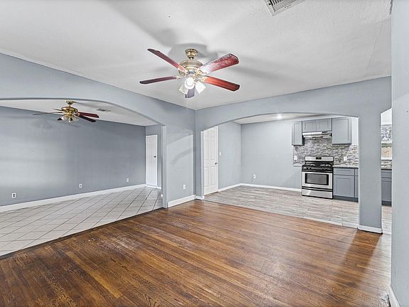 4th image of 10401 Bessemer St