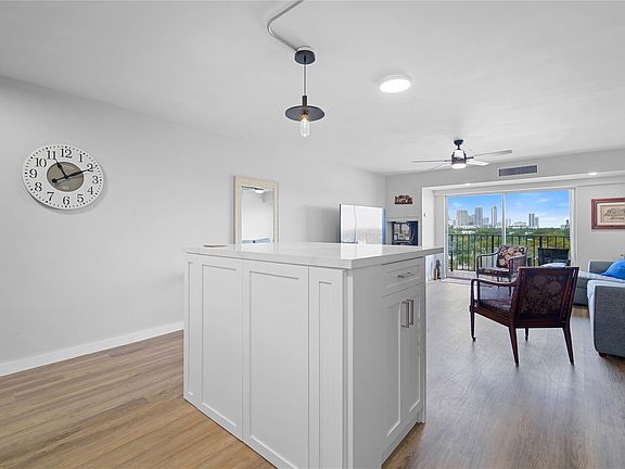 5th image of 1625 SE 10th Avenue #606