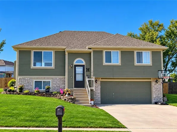 1010 E 16th St, Kearney, MO 64060
