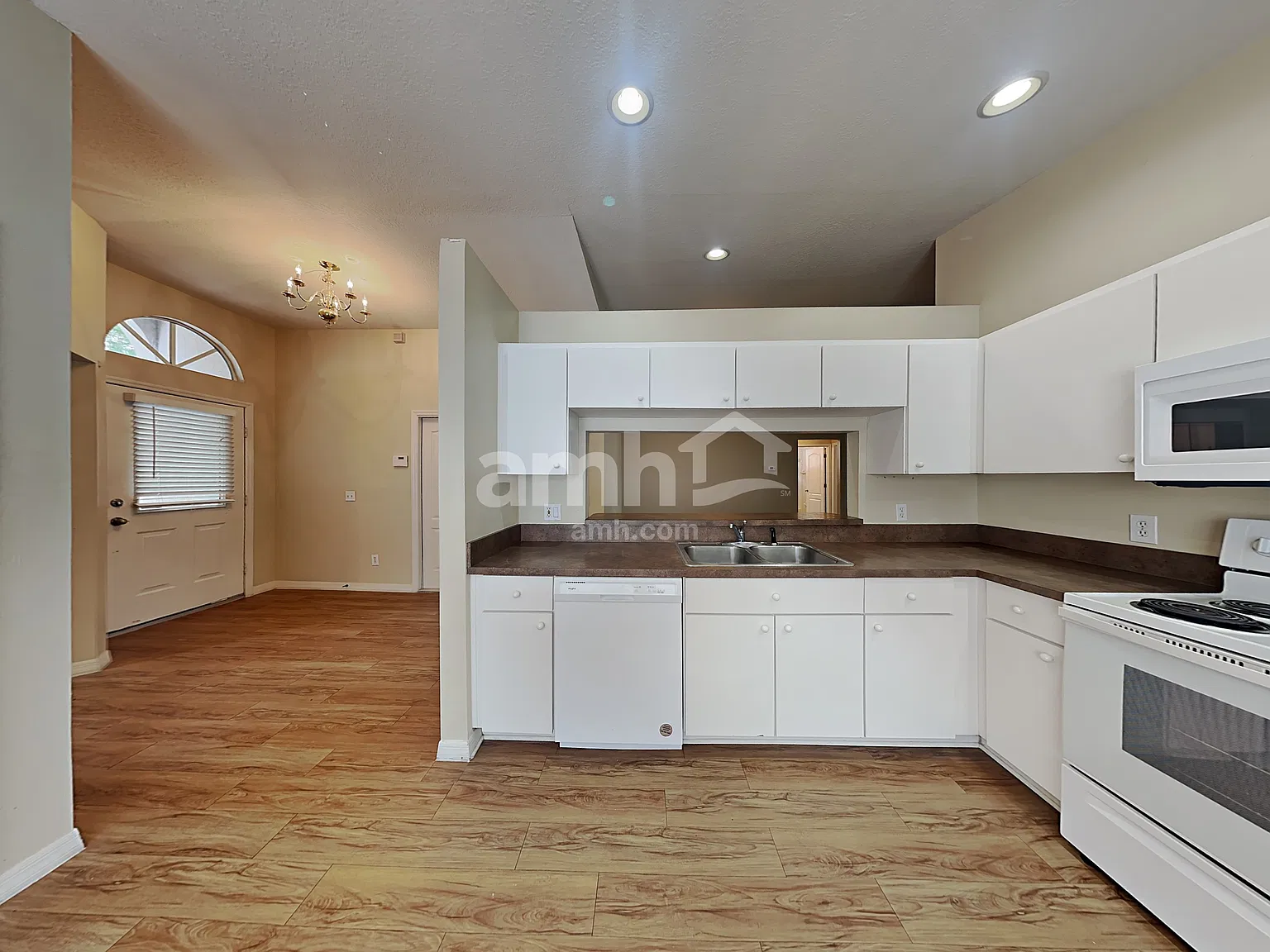 4 bed, 2.0 bath, 1865 sqft, $2,590 — Photo 4
