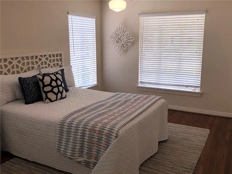 6215 Kenwood Ave — Photo 17
