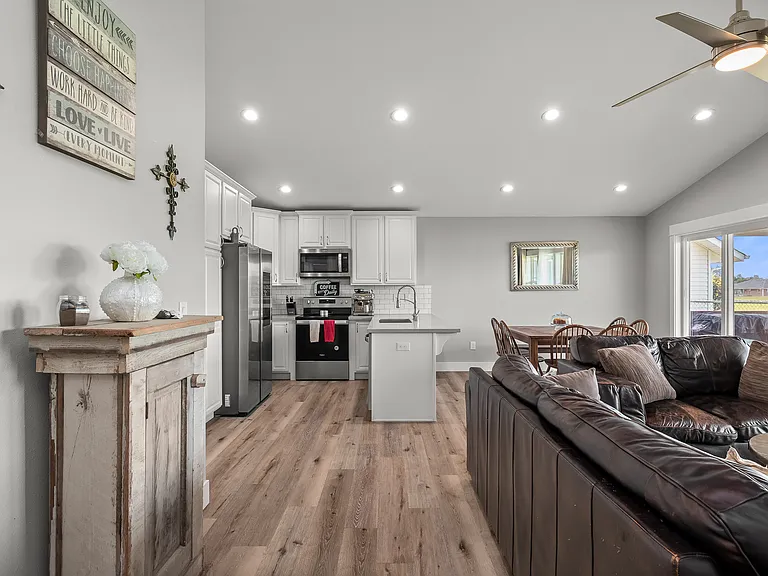 571 Puffin Ave NE — Photo 6