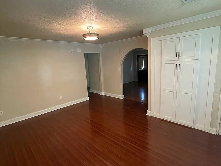 800 E 9th Ave — Photo 3