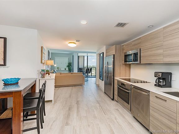 4th image of 121 NE 34th St Unit 2114
