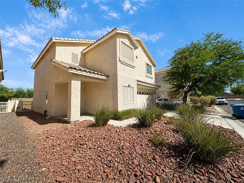 3 bed, 2.5 bath, 1796 sqft, $2,095 — Photo 2