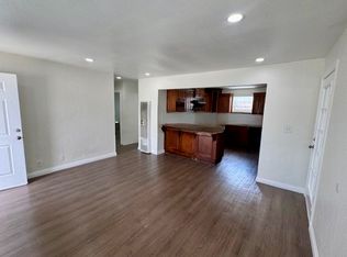 2425 W Cameron St #B, Long Beach, CA 90810